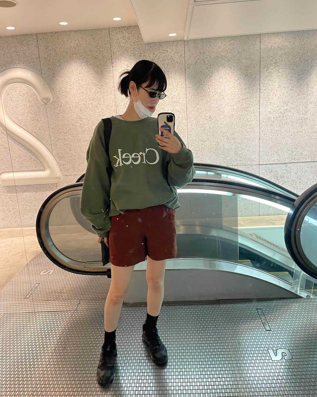 田中シェンさんのインスタグラム写真 - (田中シェンInstagram)「ありカツオございます🐟 (詳しくは本文で！)  Tops @creek_anglersdevice  Shirts @poloralphlauren  Pants @stevenalan  Shoes @salomon  Bag @apretro_official  Pierce @cartier   インスタのおすすめに流れて きた鰹節たっぷりのおにぎり、 田中も食べたい！ と思い行ってきました🍙  #渋谷かつお食堂  @katsuoshokudo  こじんまりコの字カウンターは 店員さんがよく話しかけてくれて、 とってもリラックス。これでもかと 舞い踊る鰹節渋谷おにぎりは、本当に絶品でした。星3っつ！これにトッピングでわさびをつけたらまー、最高。帰りに 「あり鰹ございました。」 「ごち鰹ございました。」 と掛け合い、とても気分良かったです。また女将がいる時いきます‼️  @alldayplace_shibuya  グリーンのタイルが印象的なカフェ。写真撮るため外の席へ。 オーツミルクラテが命綱。 お腹いっぱいだったから次はピザ🍕食べたい！  知ってるようでまだまだ知らないお店いっぱいの渋谷がとにかく楽しい❣️おすすめのお店あったら教えてください☺️🙌🏻  良い週末を❣️  Have u ever tried Dried bonito rice balls 🍙 ? Here’s a good place to go in Shibuya. @katsuoshokudo ppl works there are very friendly to tourists 🫶🏻 and the rice ball, miso soup set is AMAZING 🤩 gotta try !  #渋谷グルメ巡り #渋谷朝ごはん #渋谷ごはん #渋谷さんぽ #宮下パークグルメ #宮下パーク屋上 #miyashitapark #tokyotourism #渋谷ファッション #春ファッションコーデ #スポーティーコーデ好き #ヘッドホンコーデ  #ヘッドホン女子 #salomonshoes  #テック系 #渋谷さんぽ  #creekfashion #코디스타그램그램 #日本旅遊達人  #옷스타그램daily #오늘뭐입지❓  #周边游好去处 #每日穿搭分享 #日系穿搭必備  #데일리룩패션 #먹방」3月16日 19時50分 - shen_tanaka