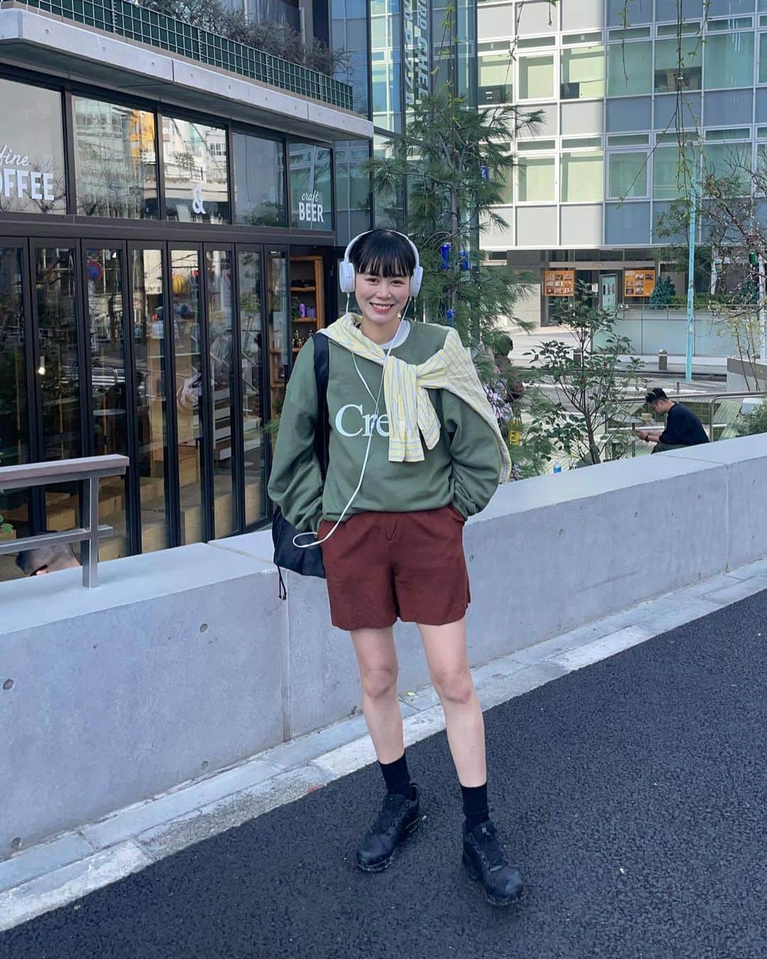 田中シェンさんのインスタグラム写真 - (田中シェンInstagram)「ありカツオございます🐟 (詳しくは本文で！)  Tops @creek_anglersdevice  Shirts @poloralphlauren  Pants @stevenalan  Shoes @salomon  Bag @apretro_official  Pierce @cartier   インスタのおすすめに流れて きた鰹節たっぷりのおにぎり、 田中も食べたい！ と思い行ってきました🍙  #渋谷かつお食堂  @katsuoshokudo  こじんまりコの字カウンターは 店員さんがよく話しかけてくれて、 とってもリラックス。これでもかと 舞い踊る鰹節渋谷おにぎりは、本当に絶品でした。星3っつ！これにトッピングでわさびをつけたらまー、最高。帰りに 「あり鰹ございました。」 「ごち鰹ございました。」 と掛け合い、とても気分良かったです。また女将がいる時いきます‼️  @alldayplace_shibuya  グリーンのタイルが印象的なカフェ。写真撮るため外の席へ。 オーツミルクラテが命綱。 お腹いっぱいだったから次はピザ🍕食べたい！  知ってるようでまだまだ知らないお店いっぱいの渋谷がとにかく楽しい❣️おすすめのお店あったら教えてください☺️🙌🏻  良い週末を❣️  Have u ever tried Dried bonito rice balls 🍙 ? Here’s a good place to go in Shibuya. @katsuoshokudo ppl works there are very friendly to tourists 🫶🏻 and the rice ball, miso soup set is AMAZING 🤩 gotta try !  #渋谷グルメ巡り #渋谷朝ごはん #渋谷ごはん #渋谷さんぽ #宮下パークグルメ #宮下パーク屋上 #miyashitapark #tokyotourism #渋谷ファッション #春ファッションコーデ #スポーティーコーデ好き #ヘッドホンコーデ  #ヘッドホン女子 #salomonshoes  #テック系 #渋谷さんぽ  #creekfashion #코디스타그램그램 #日本旅遊達人  #옷스타그램daily #오늘뭐입지❓  #周边游好去处 #每日穿搭分享 #日系穿搭必備  #데일리룩패션 #먹방」3月16日 19時50分 - shen_tanaka