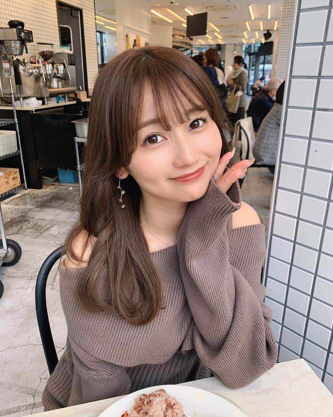 細沼紗花のインスタグラム：「.  @holidayandholiday_official の ニットワンピース可愛い🧸🤎  ネイルは @chipieee_nail_moeka さん💅♡  . #ニットワンピース#ワンピ」