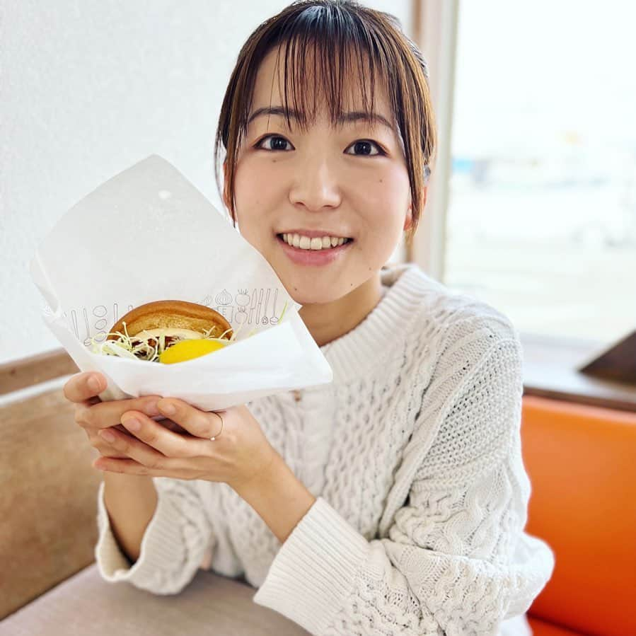 はたゆりこさんのインスタグラム写真 - (はたゆりこInstagram)「期間限定のとり竜田バーガー美味しかった🥰  モスに行ったら毎回、海老カツバーガーかロースカツバーガー、ライスバーガー焼肉の三択だったけど今回は期間限定メニューに浮気しちゃいました。 みなさんの定番メニューはなんですか？  ちなみに竜田バーガーは今月下旬で終了＆ハニーマスタードソースも美味しそうだったのでまた近々食べに行きたい☺️  ≪ライブ情報≫ ◼︎4月1日(土)15時ごろ＠巾着田春まつり（埼玉県日高市）※観覧無料 ◼︎4月28日(金)夜＠国分寺GiveHearts  #モスバーガー #モス #とり竜田 #ハニマス #ハニーマスタードソース #期間限定 #mos #mosburger #埼玉県 #日高市 #巾着田 #春まつり #お花見 #高麗 #高麗郷 #観覧無料 #国分寺GiveHearts」3月16日 16時14分 - hatayuriko