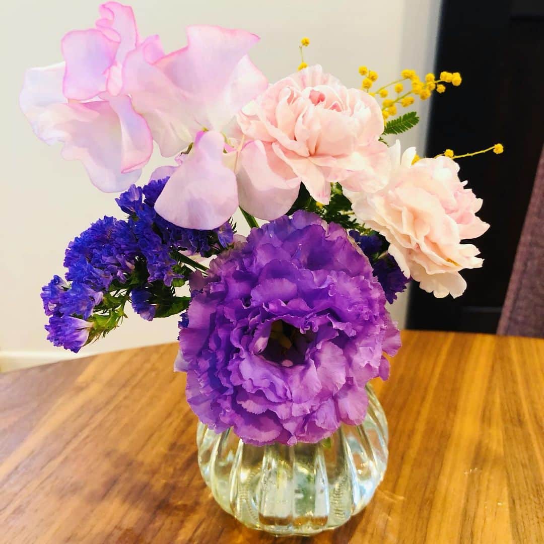 田野辺実鈴のインスタグラム：「好きなお花のひとつ、スターチス🫶 （左の青紫のお花です） 和にも洋にもマッチするのが素敵です☺️ #スターチス  #スターチス好き  #スターチスの花  #お花に詳しくなりたい #詳しい方教えてください #理鈴」