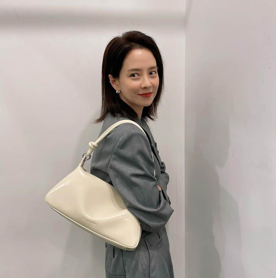 ソン・ジヒョのインスタグラム：「🫰🏻#엘레강스파리」