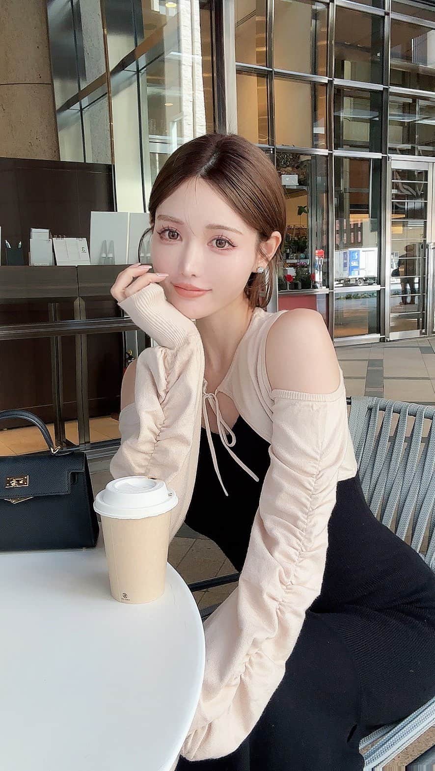 のインスタグラム：「. 今日コーデ🐝 あたたかい☺️♡ お袖くしゅはあざとくてしぬ🥹💘 胸元首周りがあざとデザインなのと、裾も動く度女性らしくてかわいいし脚がなんとなく誤魔化せて細く見えるとこも感謝♡ とにかく1枚で着るだけでかわいい！が完成するから楽なのです🥹🌸人気なニットワンピ♡ . . #ニットワンピ#あざとい系女子#カフェコーデ#Rady#アップヘア#ヘアアレンジ#クリップアレンジ #韓国ヘア」