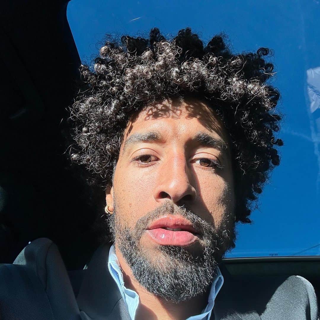 ダンテ・ボンフィム・コスタ・サントスのインスタグラム：「Bonjour à tous ☀️🙌🏽 Acordar e ter esse sol tudo fica mais fácil 😊 .」