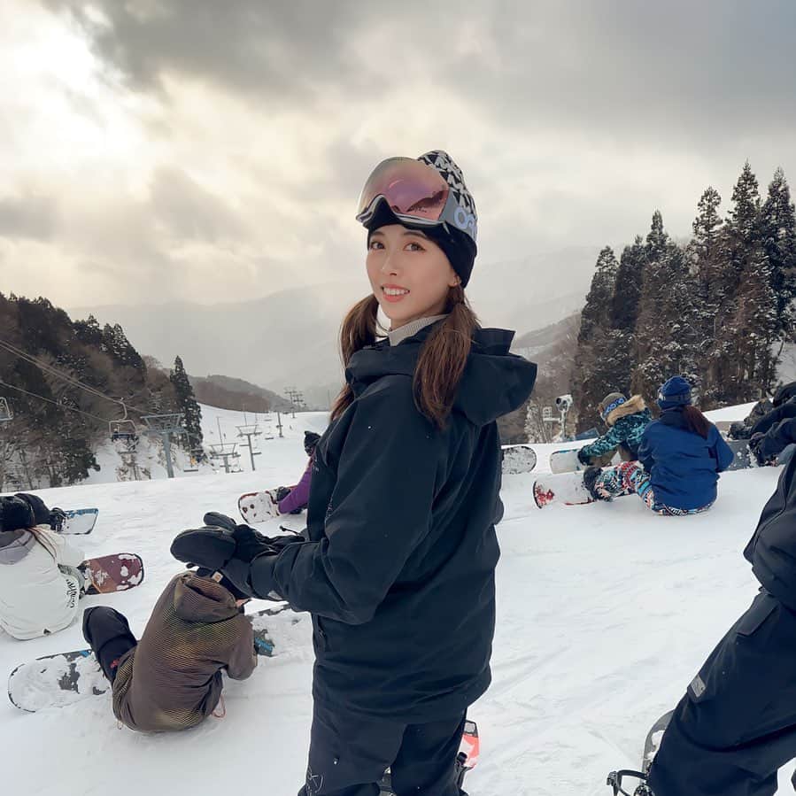 栗田楓のインスタグラム：「🏂🏂🏂 この前の2回目のスノボの日！ 安定に転げ回ってたけど、 空が幻想的だったから写真撮った〜♡♡♡  スノボは練習中😤  バレーしてたからか顔面から転ぶのも、 お腹で斜面滑るのも抵抗ない(自信  #スノボ女子 #スノボウェア #スノボ #スキー女子  #スキーウェア #スキー #ウィンタースポーツ #冬 #雪」