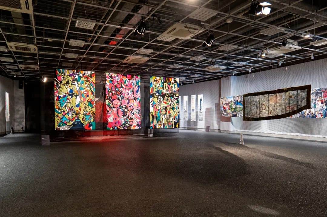 のインスタグラム：「_ 「オリリズムTapestry 展 -手織りによるテキスタイル-」  🧵2023/3/11(土)－13日(月)🧵  Tapestry(タペストリー/タピスリー)の魅力と可能性を追求する織作家のグループ展が、本学の姉妹校である専門学校桑沢デザイン研究所にて開催されました🌸  会場では、本学の卒業生を含む10名の作家の作品と共に、本学テキスタイルデザイン専攻領域の教員と学生の織物作品も展示🤝  機械化が主流となった時代において、あえて手織りにこだわって制作を続ける皆さんの多彩な表現が披露されました🤗🌼  #オリリズム #東京造形大学 #美術大学 #美大 #デザイン #アート #美術 #渋谷 #テキスタイルデザイン #テキスタイル #タペストリー #織物 #展覧会 #桑沢デザイン研究所 #tokyozokeiuniversity #design #art #shibuya #kuwasawa #tokyo #textile #exhibition」