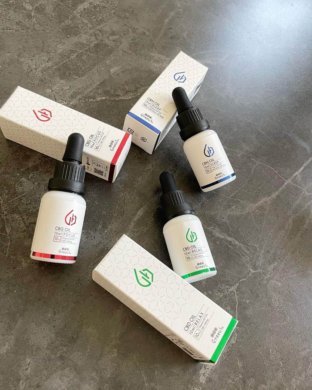 RiRiのインスタグラム：「greeus @greeus.cbd から、 CBD・CBG・CBNのカンナビノイドが、 10mlの中に1000mgが配合されたオイルが 本日20:00から発売開始されます🌿  スポイトいっぱいで、75〜100mlの それぞれのカンナビノイドが摂取できるので、 今までCBDなどで効果がなかった方でも 高配合だからこそ、しっかりとした ご体感を得られやすいと思います🥺🤍  主成分のオイルも フィリピン産の有機ココナッツが使用されており、 一般のMCTオイルは中鎖脂肪酸が 60%ほどに対して、 有機ココナッツMCTオイルは 90%以上含まれているのも嬉しいポイント🧚🏻‍♂️🎶  気分に合わせて、それぞれのカンナビノイドの 飲む量を調整しながら健康サポートに役立ちます🌱  CBGオイル(FOCUS)は、 脳はスッキリ、身体はリラックスへと 促してくれるので、朝や日中の作業時にオススメ✨ フォーカスという言葉にピッタリ🤎  CBDオイル(RELAX)は、 お昼や、休憩時間などの一休みの時に😌🌱  CBNオイル(SLEEP)は、 一日頑張って働いた自分を 一気に睡眠に誘いやすくする為に🧘✨  瞑想する前とかにも、カンナビノイドは効果的🤍  それぞれのカンナビノイドで効果効能が違うので、 朝昼晩と、CBD・CBG・CBNを使い分けると そのシーンに応じた 様々なパフォーマンスが上がります☺️🌱  amazonでも、購入可能になったので、 ストーリーのリンクから見てみてください✨  #greeus #cbd #cbg #cbn」