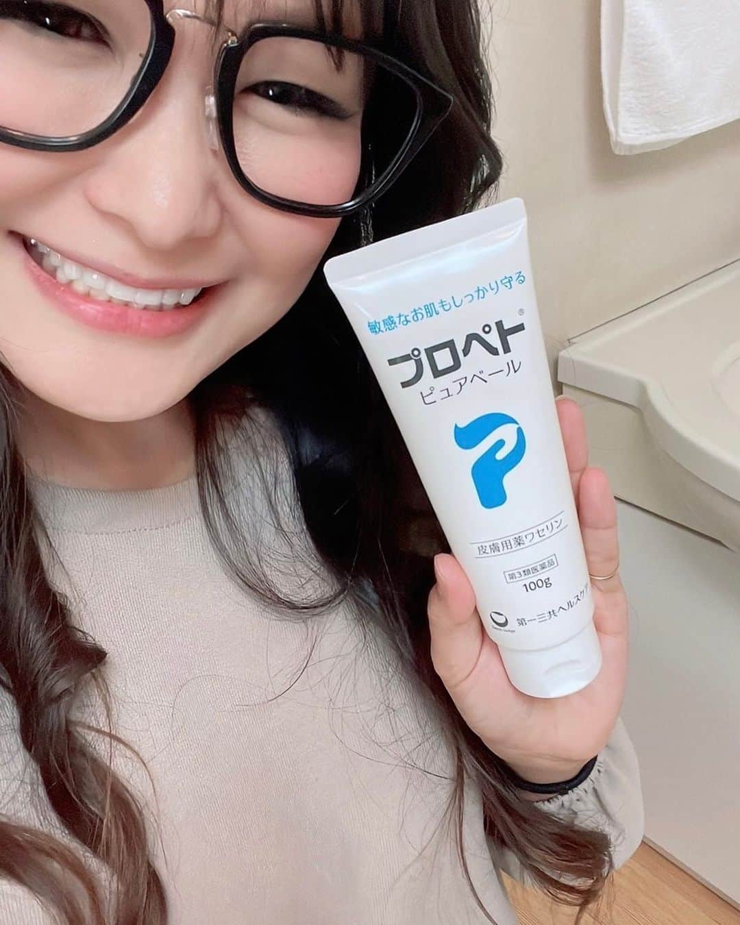 ギャル曽根のインスタグラム：「花粉が最近酷いですね😭 辛いぃぃ😭😭😭 花粉の季節の辛い肌の荒れにも😷 花粉の季節の鼻をかむときのティッシュによる擦れでカピカピになる前もカピカピになった後も助けてくれるアイテムみつけました😳❤️ 不純物を極力カットしたピュアワセリンを最近使ってます🫶🏻✨ 防腐剤、酸化防止剤、着色料、香料はすべて無添加🥹✨✨ 子供も私も顔から身体全身使えて本当におすすめ🧚🏻‍♀️✨ 是非探してみてね🤓  【第3類医薬品】 販売名：プロペト　ピュアベール　 皮膚のあれ・その他皮膚の保護 https://www.daiichisankyo-hc.co.jp/site_propeto/lp/kafun/  #プロペトピュアベール #花粉の季節の肌の荒れにも #pr」