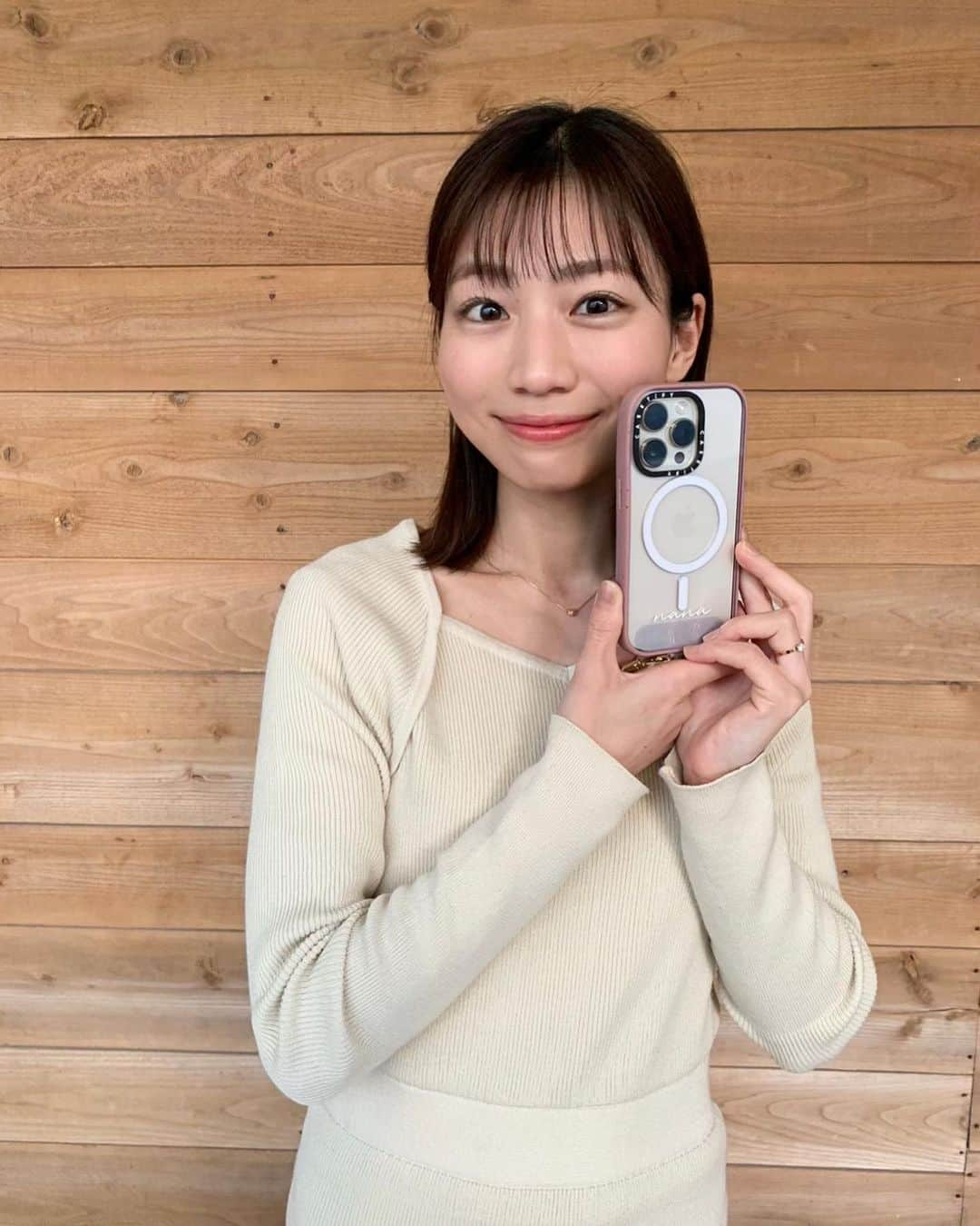 村上奈菜のインスタグラム：「NEW iPhone case ☺︎♡ 保護力が更にパワーアップしたケース🥹  スマホショルダーをゴールドにしたんだけど 華奢でとても可愛い~🐶  @CASETiFY @CASETiFY_jp #CASETiFY #ShowYourColors #スマホショルダー　 #iphone14pro #iphoneケース」