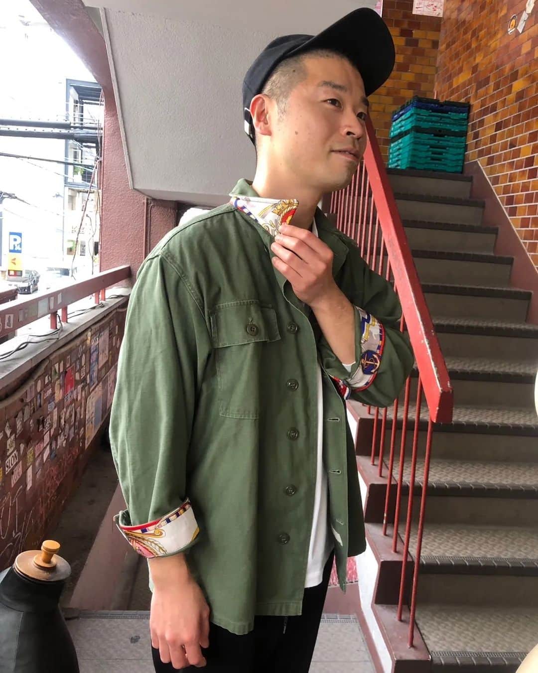 のインスタグラム：「ビッグマウスリフォームさんで ARMYシャツ改造してもらった！  襟と袖の裏地に 貼って欲しいスカーフ持っていったら どえらいいい感じにしてくれはりました！  ビッグマウスリフォームさん まじでなんでもしてくれはるし 安いから 皆も行ってみて！ アメ村にあるよ！」