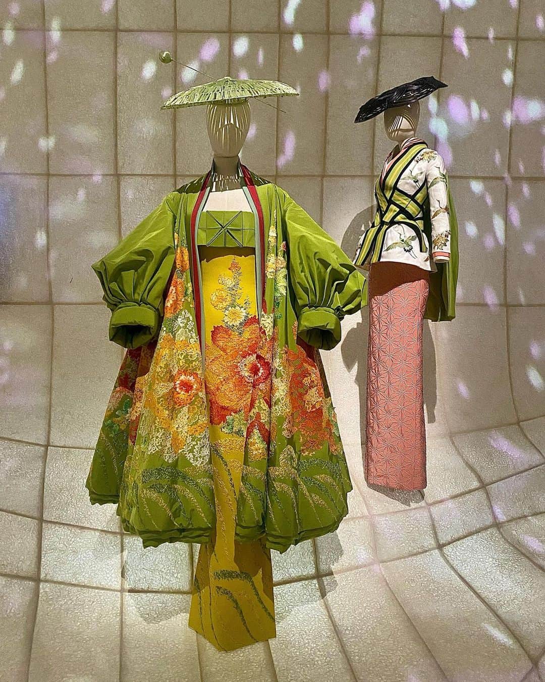 浅田舞さんのインスタグラム写真 - (浅田舞Instagram)「𝖢𝖧𝖱𝖨𝖲𝖳𝖨𝖠𝖭 𝖣𝖨𝖮𝖱 𝖣𝖤𝖲𝖨𝖦𝖭𝖤𝖱 𝖮𝖥 𝖣𝖱𝖤𝖠𝖬𝖲 ⁡ 皆様、こんにちは。 東京では桜の開花発表がされ、のんびりしたくなるような暖かな春の陽気を感じますね。 ⁡ ⁡ 先日、東京都現代美術館で開催されている「クリスチャン・ディオール、夢のクチュリエ」展にて、夢のような時間を過ごしました。 数々の美しいドレスはもちろん、空間演出や、たくさんの作品に心奪われました。 ⁡ 美しい時間を過ごせたことに 幸せを感じる日でした。 ⁡」3月16日 17時05分 - asadamai717