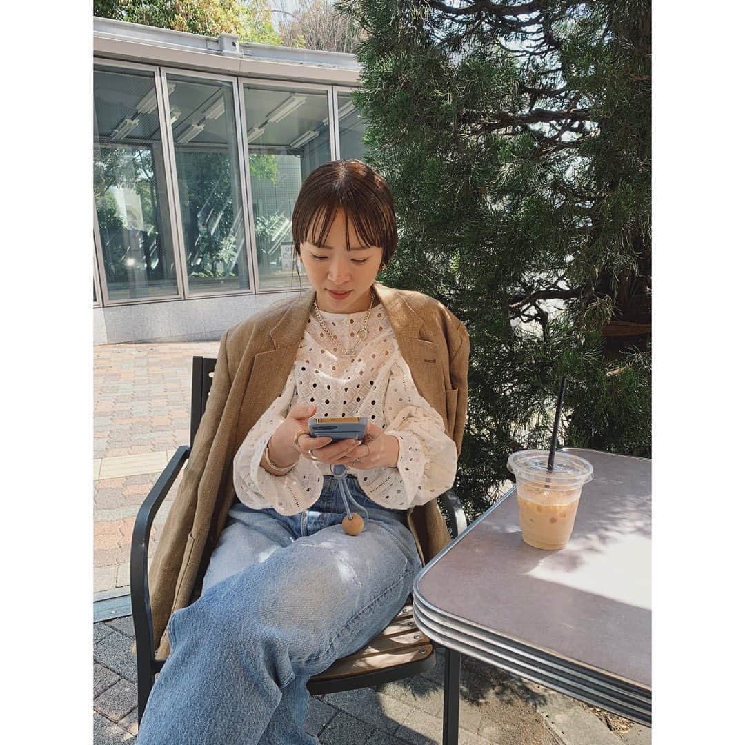 野尻美穂のインスタグラム：「今日発売のレースブラウス、メンズライクに着るのもかわいいのだ！ ベストも使えるし、甘いのをカジュアルに落とし込むの好き🫶🏻」