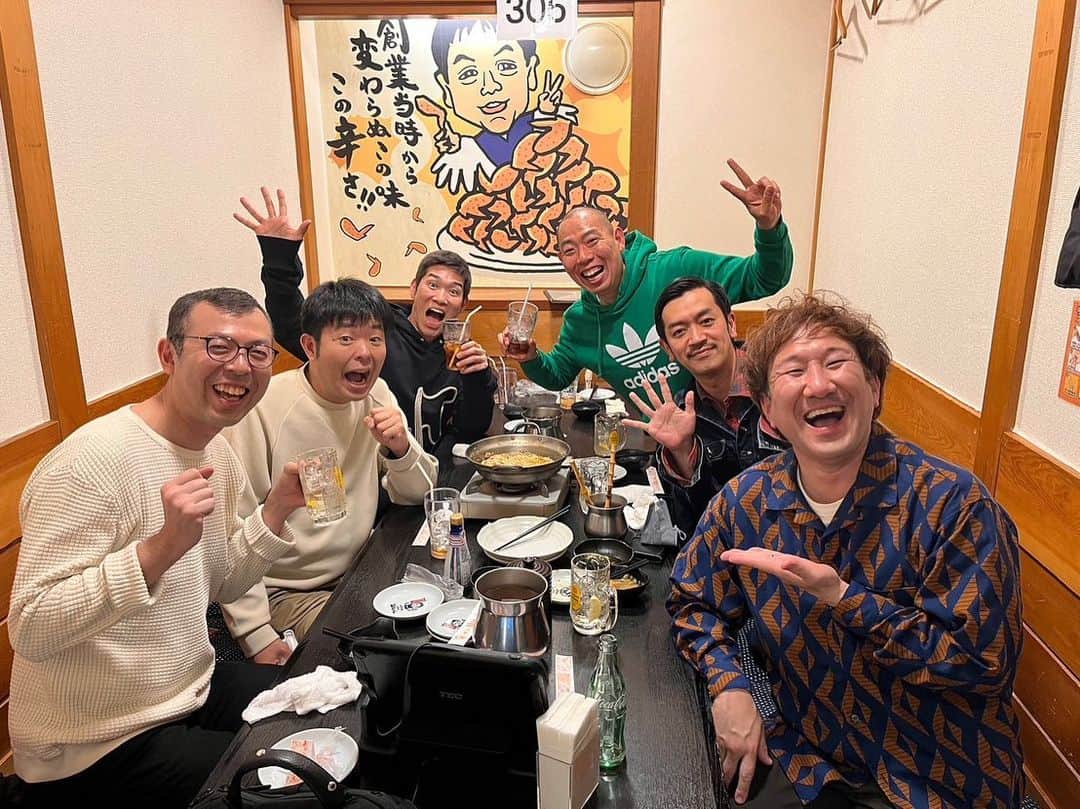のインスタグラム：「@lumine_the_yoshimoto で行われた一発屋ポケットミュージカルが無事千秋楽を迎えました。そして、3年以上ぶりの打ち上げへ。 全員後輩だけど同じ境遇の仲間でもあり、気を使わないし使われない関係、、、だと思っている😅 そして3/20は大阪で一発かましてやります！！お時間ある方は是が非フォー⚡️」