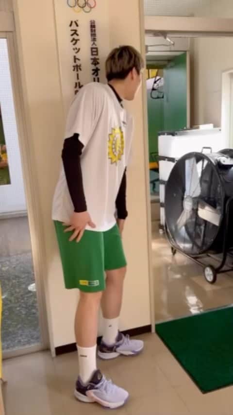 林咲希のインスタグラム：「バースデーソングながしてお祝いしてくれました☺️ 気づかれないように覗いてる最初のタクさんなんか可愛い笑 ※撮影者レアさん 朝9時からありがとうございます🥰✨」