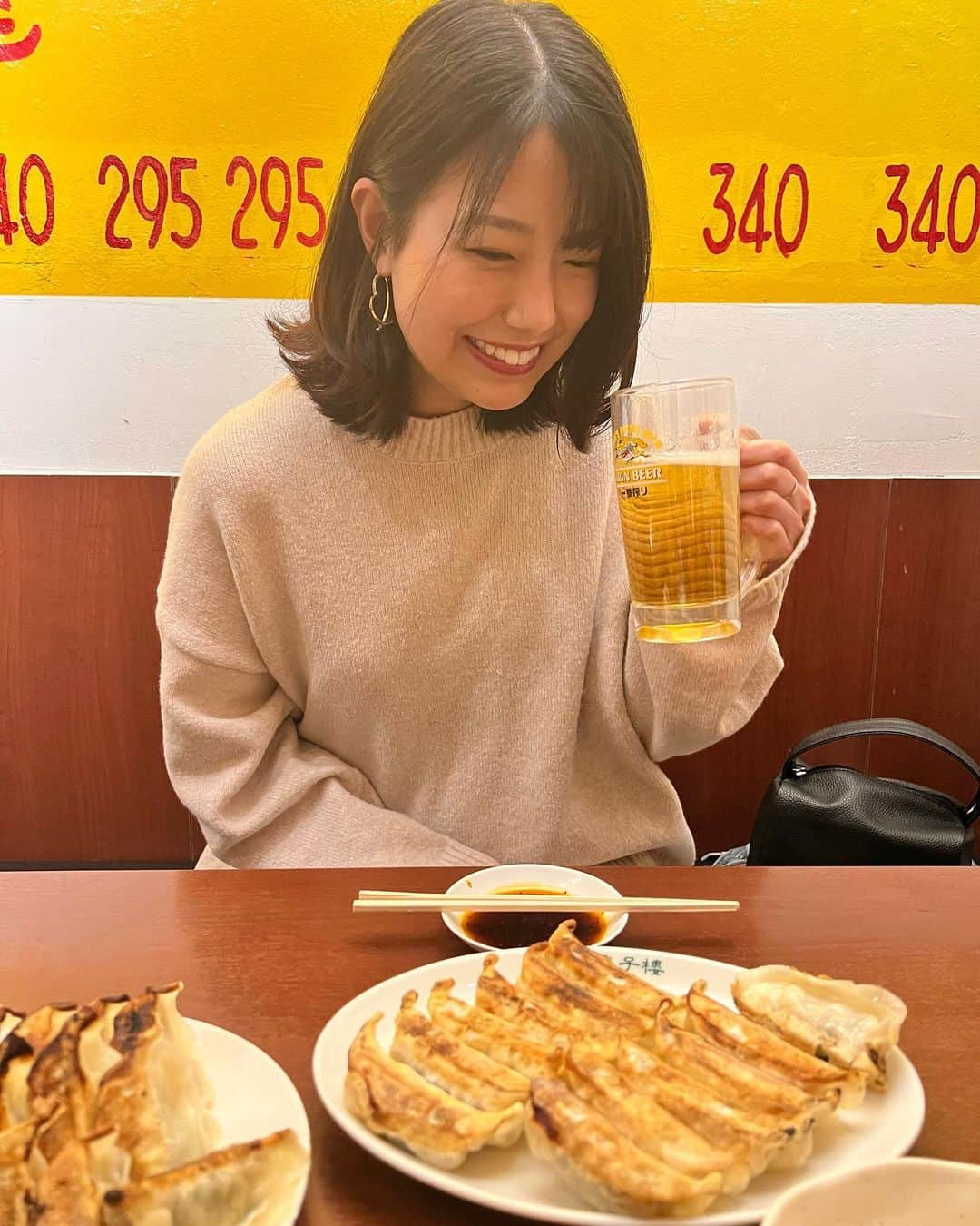 芦原優愛のインスタグラム：「. 昼から餃子ビール 餃子おいしくて予想外に食べた日  #最高」