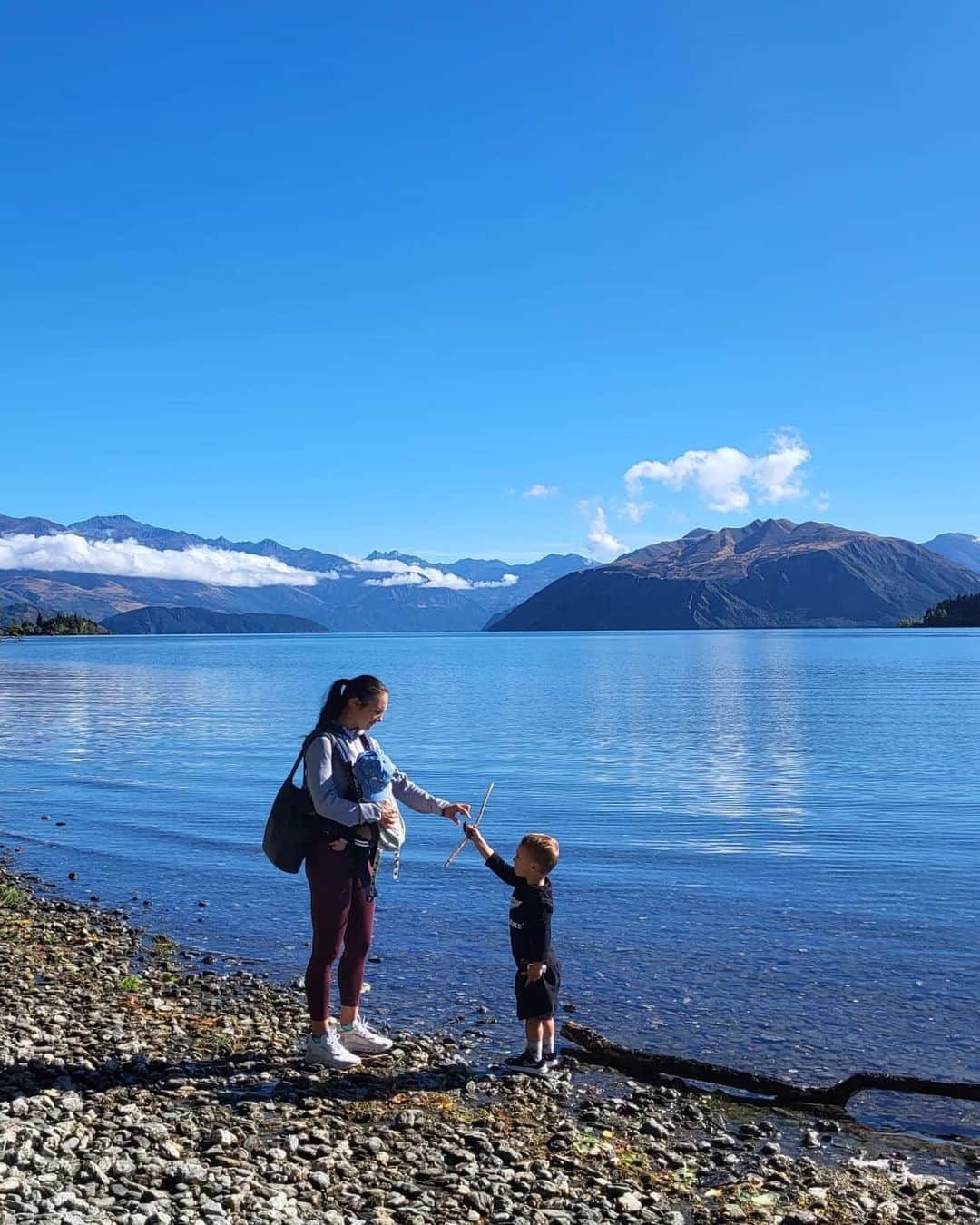 サラ・マイアーのインスタグラム：「New Zealand 🇳🇿 week 5 🌿🌳💜🥑🐧   Spent some amazing days in Wanaka and Queenstown before heading north again. Next stop: Christchurch.  #travelling #travellingtheworld #travellingnewzealand #travellingwithkids #wanaka #queenstown #southisland #nofilter」