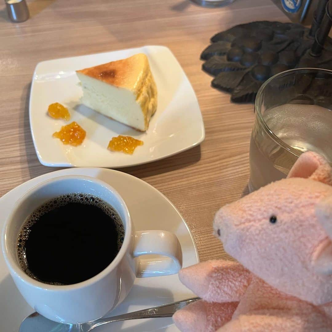 のインスタグラム：「チーズケーキとコーヒー。 #ぶたぶた #山崎ぶたぶた #矢崎存美 #チーズケーキ #コーヒー」