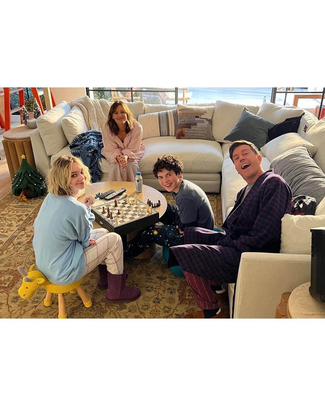 のインスタグラム：「Flashback to last week and wrapping #FamilyLeave for @netflixfilm. I miss you already, Walkers ♥️ . 1. The Walker Family 🤗♥️🥰 @edhelms @ememyers @bradynoon 2. Hi, @saythename_17. Don’t tell my kids I can be fun in the middle of the night. 3. “What is My Life?”, the @edhelms and Jen edition. 4. Lethally funny @matthiasschweighoefer. 5. Thank you, @filmcalifornia, for keeping production in LA! 6. @theritamoreno. What can we even say, we still talk about your presence and command of a moment, the set, all of us. 7. @mcgfilm—the greatest that could be, I miss you. 8. This is our dog (Oliver, playing Pickles) in a hat. 9. 🎄💃🏻 @susied310 10. For our twins, “Dando” = “candle” and “Dando” = @edhelms. We love you, @lincolnandteddy.」