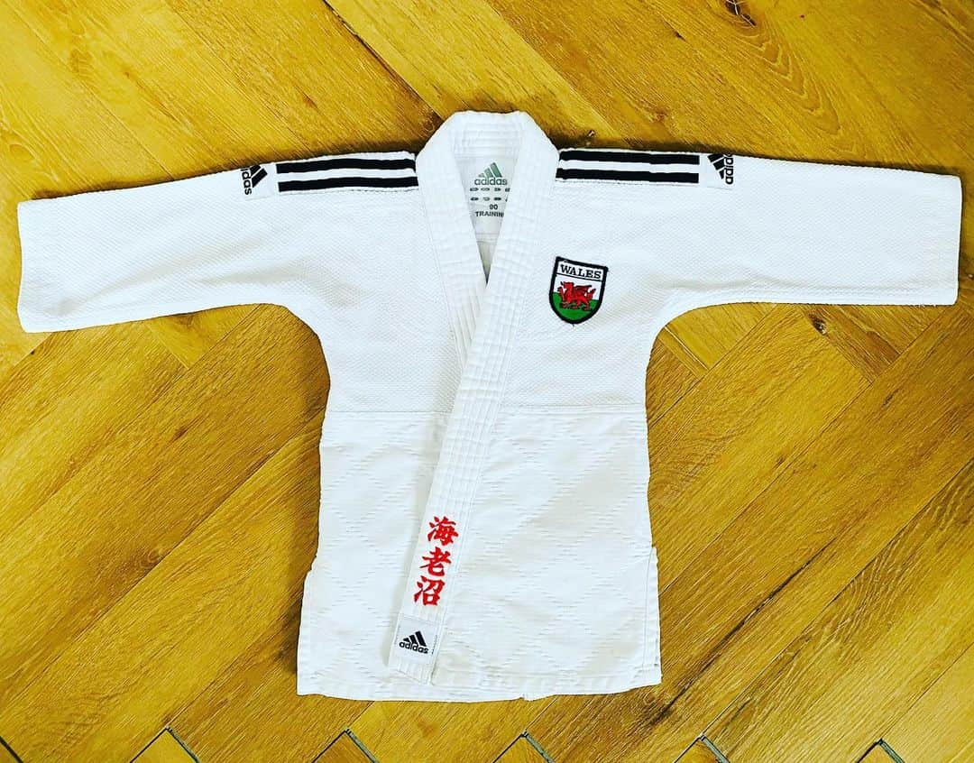 海老沼匡のインスタグラム：「My child's Judogi 🥋   #Wales #WelshJudoAssociation #adidas #Camberley #CamberleyJudoClub #FightingFilms」