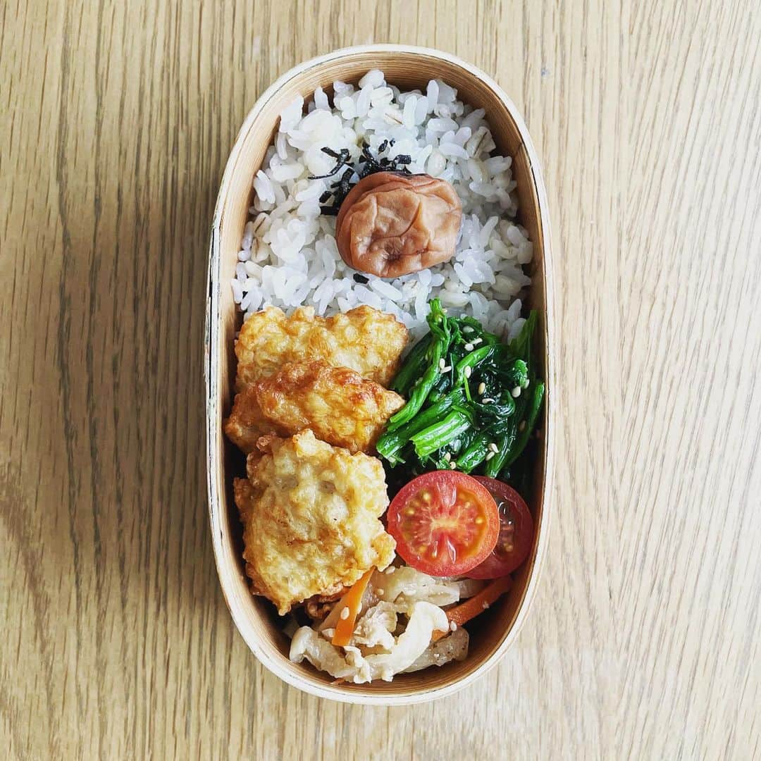 MICHICのインスタグラム：「＋＋＋ . . . #きょうのおべんとう  ○チキンナゲット ○切り干し大根 ○ホーレン草ナムル ○もち麦ごはん  今週は卒業式多いのでは？ みなさん、おめでとうございます🎉 . . . ＋＋＋」
