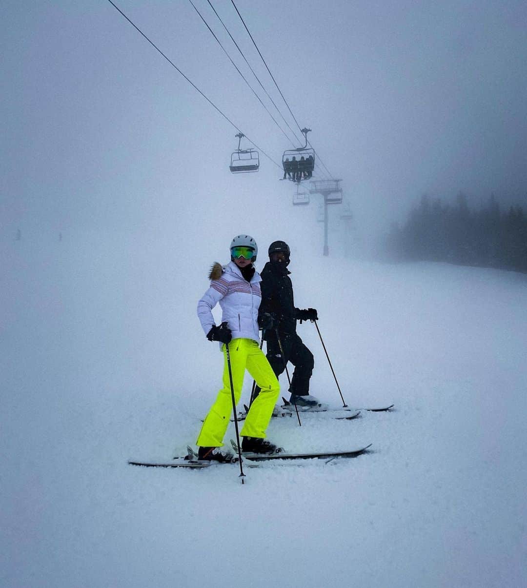カミール・グラマーのインスタグラム：「Skiing in the fog @mason.grammer @dakyurek35」