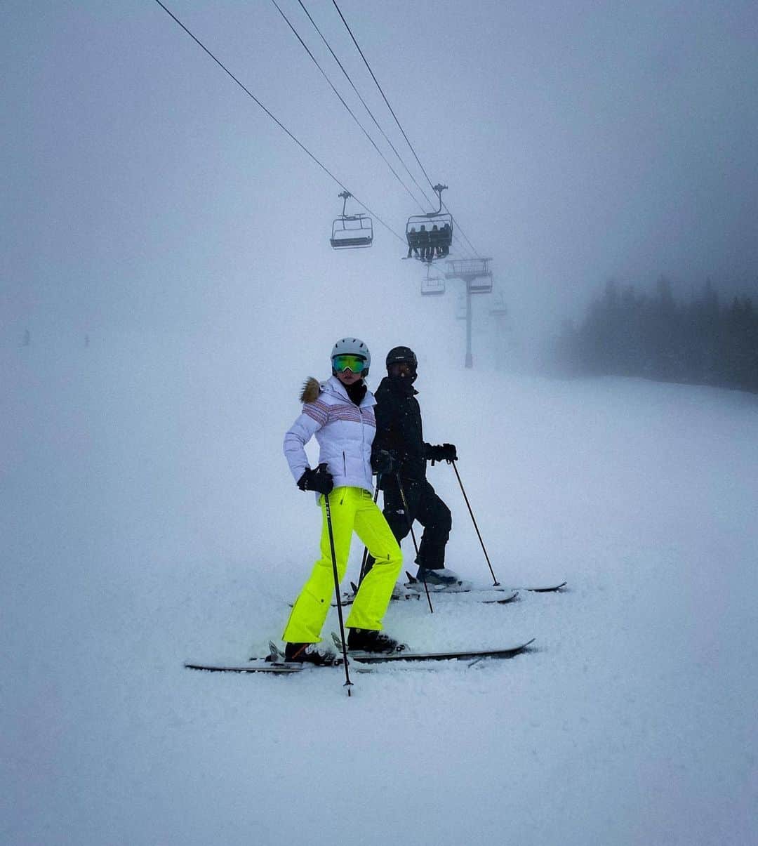 カミール・グラマーのインスタグラム：「Skiing in the fog @mason.grammer @dakyurek35」