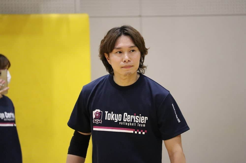 浅岡遥太のインスタグラム：「練習試合🏐  #東京スリジエ  #千代田区地域密着型バレーボールチーム  パートナー様 ティーエルサービス  神田そらみち  神田丸屋  神田福はら  スポーツ  防災スポーツ  株式会社PINZORO  株式会社BMG 日本ルクソールシステム株式会社 ジブラルタ生命東京第5支社 株式会社学校写真 日本プロ農業総合支援機構   サプライヤー様 dalponte colancolan 大塚製薬 リードスポーツ TSM  bottledjoy slackrail  関連団体 長崎JPIC ママネーナの学校  #千代田区 #地域密着  #バレーボール #volleyball  #voleibol  #tokyocerisier  #training  #fitness  #workout  #japan  #tokyo  #chiyoda  #スポンサー募集  #地域活性化  #スポーツ  #神田  #秋葉原  #日本  #ハイキュー #haikyuu  #japanese #athlete #sports #video」