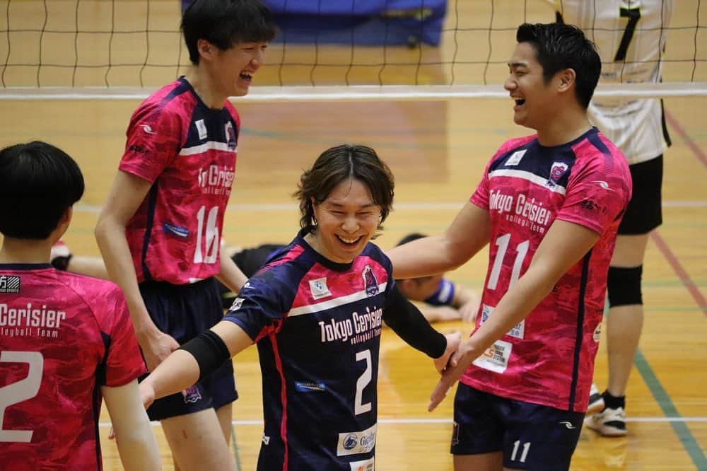 浅岡遥太のインスタグラム：「試合🏐  #東京スリジエ  #千代田区地域密着型バレーボールチーム  パートナー様 ティーエルサービス  神田そらみち  神田丸屋  神田福はら  スポーツ  防災スポーツ  株式会社PINZORO  株式会社BMG 日本ルクソールシステム株式会社 ジブラルタ生命東京第5支社 株式会社学校写真 日本プロ農業総合支援機構   サプライヤー様 dalponte colancolan 大塚製薬 リードスポーツ TSM  bottledjoy slackrail  関連団体 長崎JPIC ママネーナの学校  #千代田区 #地域密着  #バレーボール #volleyball  #voleibol  #tokyocerisier  #training  #fitness  #workout  #japan  #tokyo  #chiyoda  #スポンサー募集  #地域活性化  #スポーツ  #神田  #秋葉原  #日本  #ハイキュー #haikyuu  #japanese #athlete #sports #video」