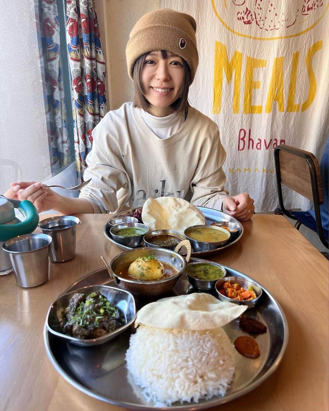 Boseのインスタグラム：「あさちゃんとランチで美味しいカレーを食べたことがバレると、ゲバたんからのブーイングが。バランスを取る意味で、グッドメローズに連れて行ってポテトやスープなどを与える。 #鎌倉バワン #グッドメローズ」