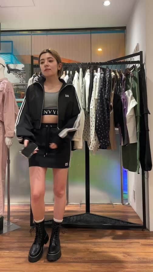 ENVYMのインスタグラム：「ご視聴ありがとうありがとうました✨  今週のWeb新作アイテムをご紹介しています!!  詳細は下記からご覧下さい✅  https://envym-store.jp  ーーーーーーーーーーーーーーーーーーーーーーーー  FINAL SALE MAX70%OFF開催中✨  是非Webstoreをご覧下さいませ🌸  #envym #2023ss #spring」