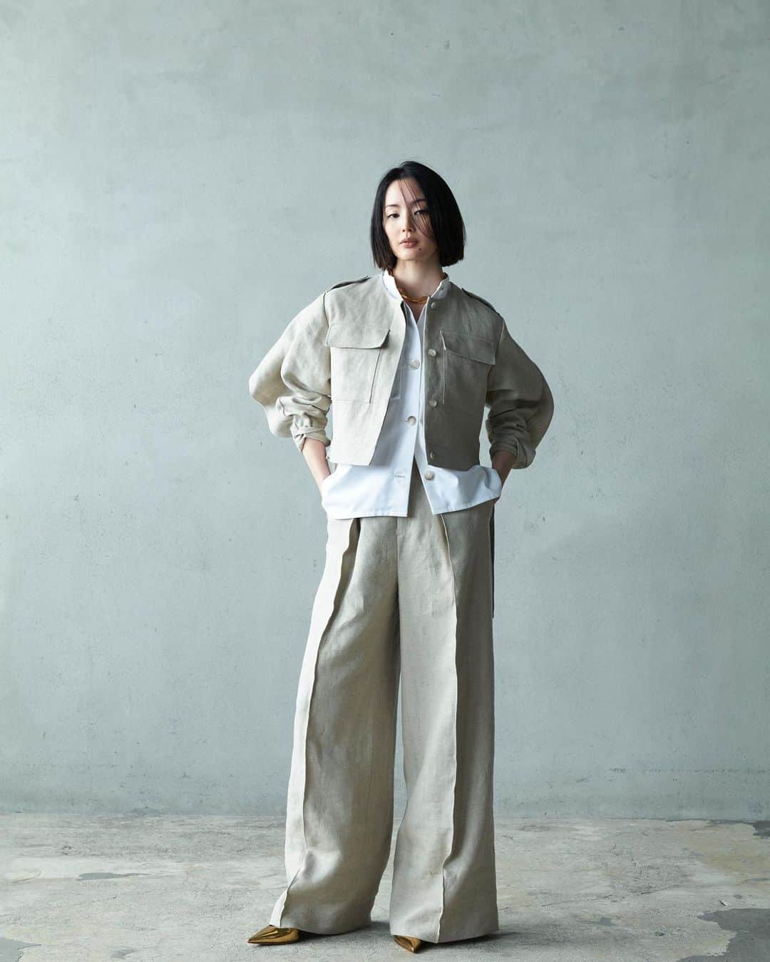 のインスタグラム：「関係者の皆さま  ライヴウエアブランド TEECHI（ティーチ）の3rdコレクション 「TEECHI 2023 SS Collection Exhibition 」を開催いたします。  TEECHIと言えば「上質生地の撥水機能付き」のイメージが広がっておりますが、今季は新たな「撥油」「送風」機能が加わり、アクティブシーンから日常の境目をなくし、どんなシーンも自分らしく活動できるライブウエアが登場します！ 高機能でありながら、気持ち高まるエレガントモードなデザインが揃いました。  また、TEECHI（ティーチ）22 SSで即完売しリピートの声が多かった高級超長綿を贅沢に使用したつけ襟つき撥水カットソーが、撥油機能も加わりリニューアルして新登場します。 そして「美脚パンツ」として爆発的な人気アイテム「ダブルサテンジョガーパンツ」もさらにオフィシャルシーンにも美しく演出してくれるデザインと撥水・撥油機能が施され新登場いたします！  ご多忙のことと存じ上げますが、皆さまのご来場を心よりお待ちいたしております。 “Live for the up and down.”  TEECHI ディレクター　西村カナコ」
