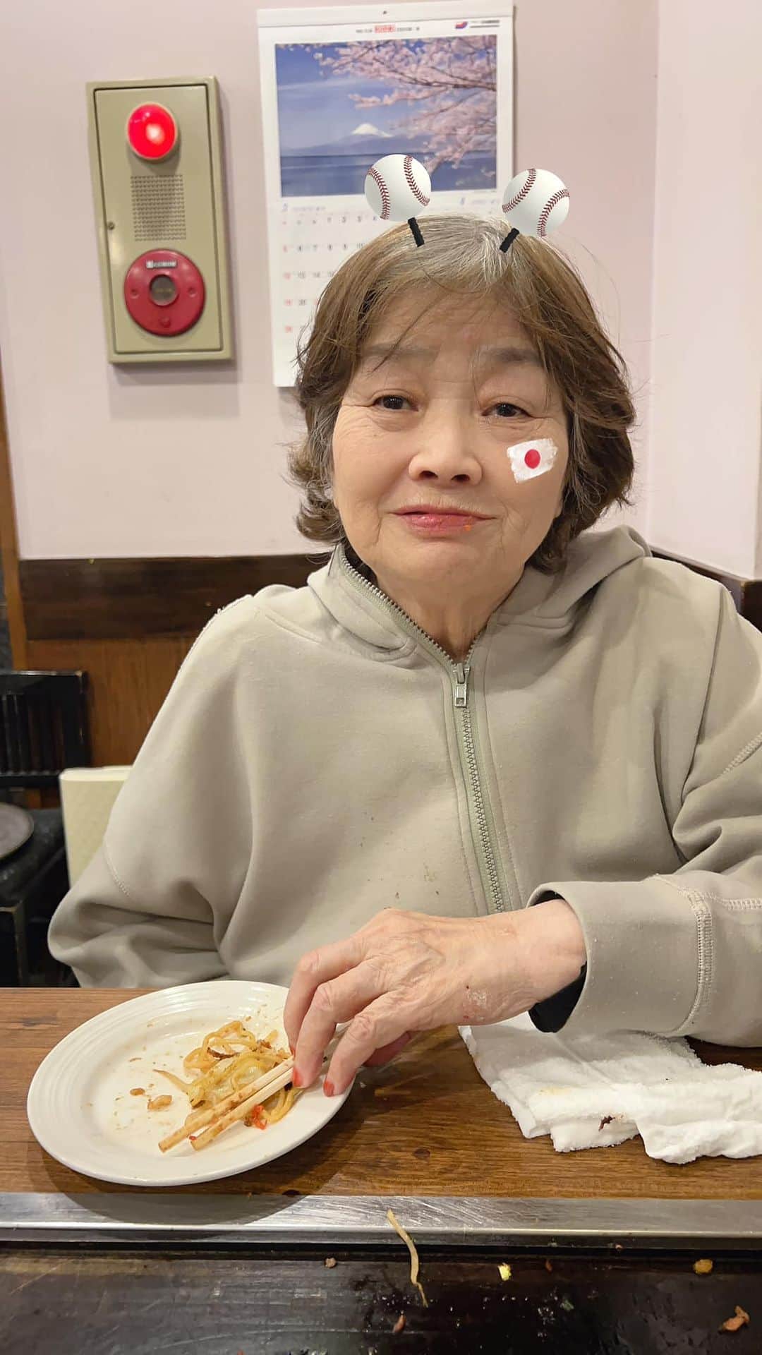 RYONRYON.のインスタグラム：「久々のキヨちゃん。（母） もんじゃを食べました！  相変わらず元気に過ごしてます！  キヨちゃんは週５日 トレーニングやデイホームで できた友達に会いに出かけてます。  お風呂も週4日 定期マッサージも週1 機能トレーニングもしてます！  急いで毎日を過ごしているので はつらつと笑ってます。  寒くて歩きたくないという時も あって お泊まりも気分転換にしているので お店を3軒もやってた バイタリティ高の母なので あちこち行って 海外のヘルパーさんもいる所にも 行ってるので 母の人間関係はまた広がってます！」