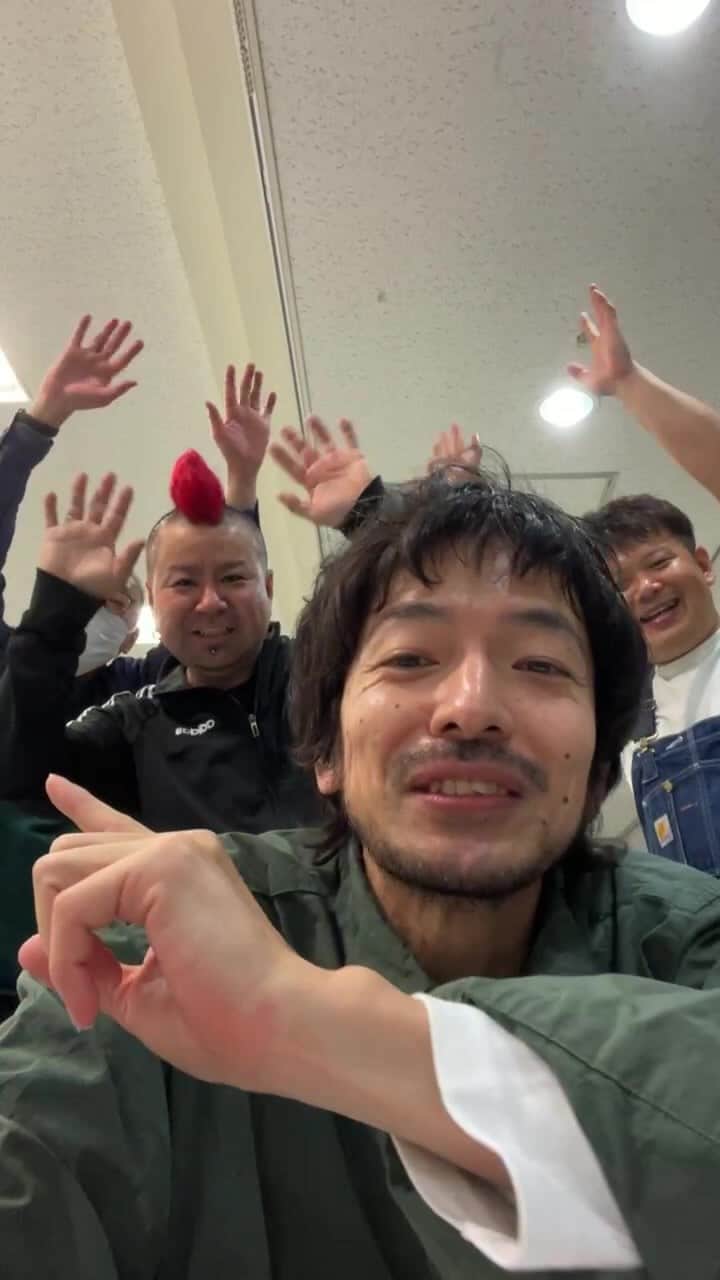 北川けんいちのインスタグラム：「ラヴィット！  「大切なもの」生放送！生演奏！！ありがとうございましたー！！きききききききんちょーしたぁぁぁぁあ！！ でも、たのしかったぁぁあ！！ ご覧いただいたみなさま、ありがとうございました！ TVerにて見逃し配信もありますので、ぜひご覧くださいませ！  Gt.近藤信政 Ba.時光真一郎 Dr.濱野喬亮」