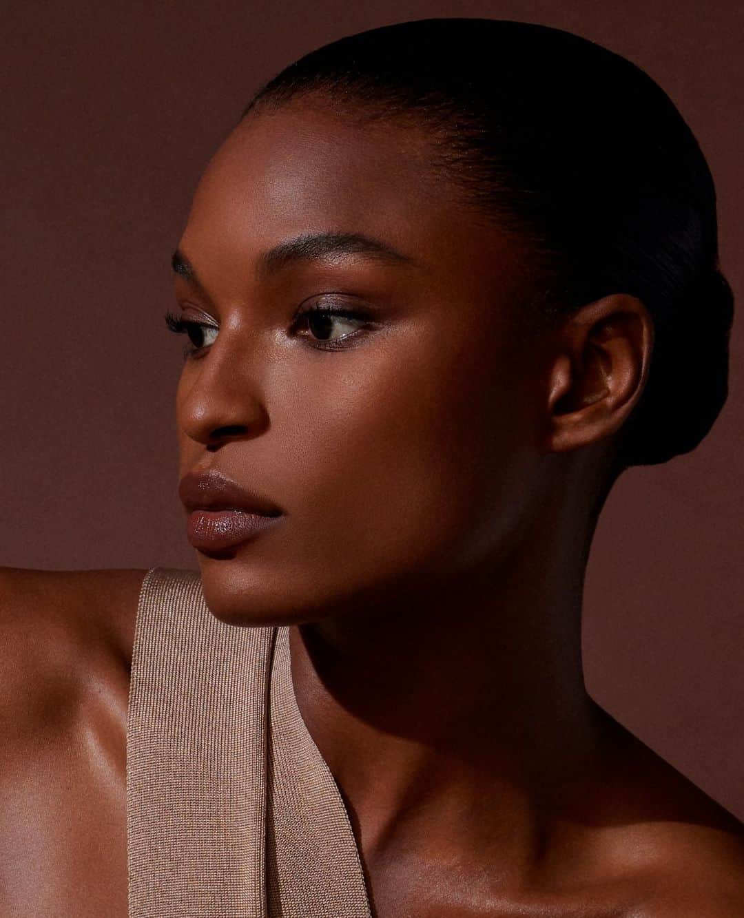 Motives Cosmeticsのインスタグラム：「Chiseled features using our Motives x Amber Essentials V2 Face Palette which includes beautiful contour shades for medium to dark skin tones. ⁠ ⁠ ⁠ #contour #beauty #beautiful」