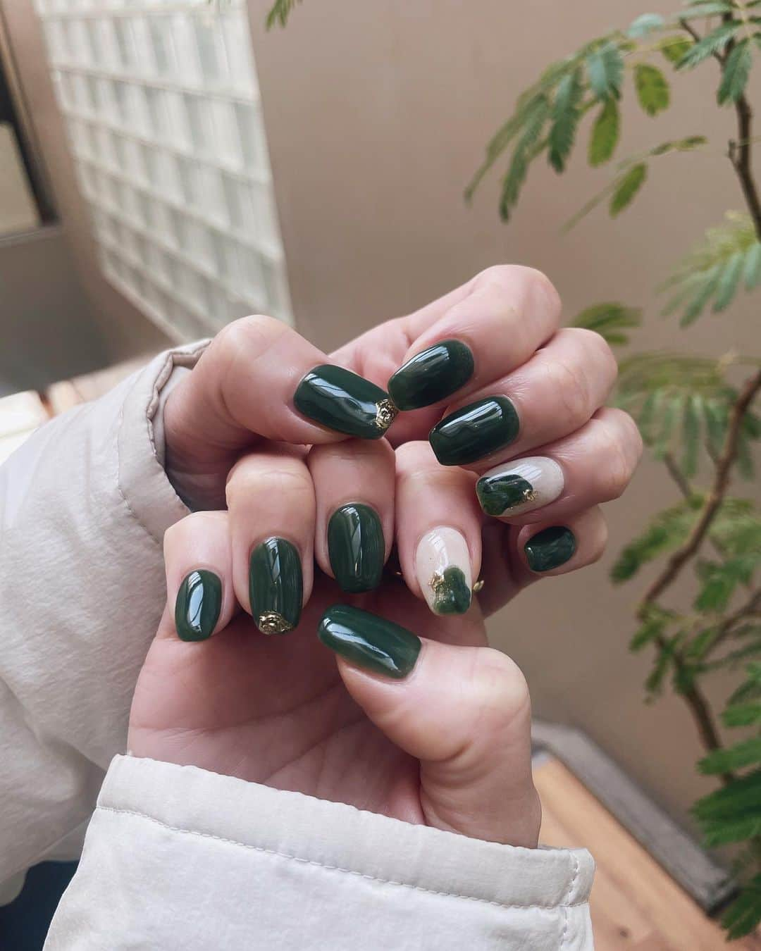 咲月美優のインスタグラム：「☽ . 最近green推し🧃💚 . このnailにした帰り、 スタバっぽいなと思って スタバ買って帰った🗽☕️ . . 💅 @epica_kanako  . . 今月は春nailにする〜🌸 . . . #nail #nails #naildesign #ネイル #ネイルデザイン #トレンドネイル #ニュアンスネイル #グリーンネイル #グリーンカラー #大人ネイル #スクエアネイル #おしゃれネイル #ネイルサロン大阪  .」