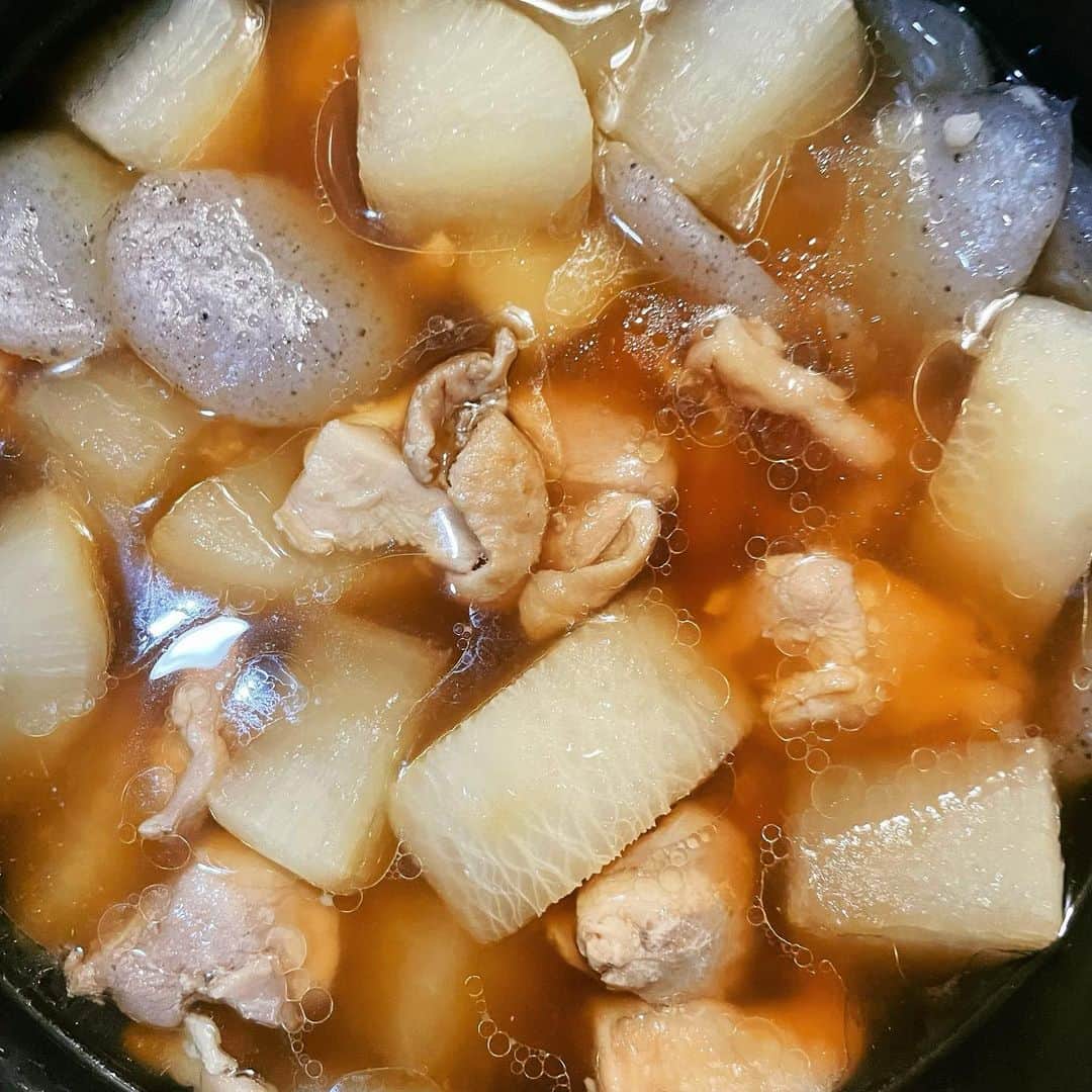 渕上舞のインスタグラム：「鶏肉と大根とこんにゃくを煮たやつ🐓🍲  身体にもお財布にも優しい #おうちごはん 最近は無理のない程度に頑張っています。 そんなに手の込んだものは作れないけどね💦」