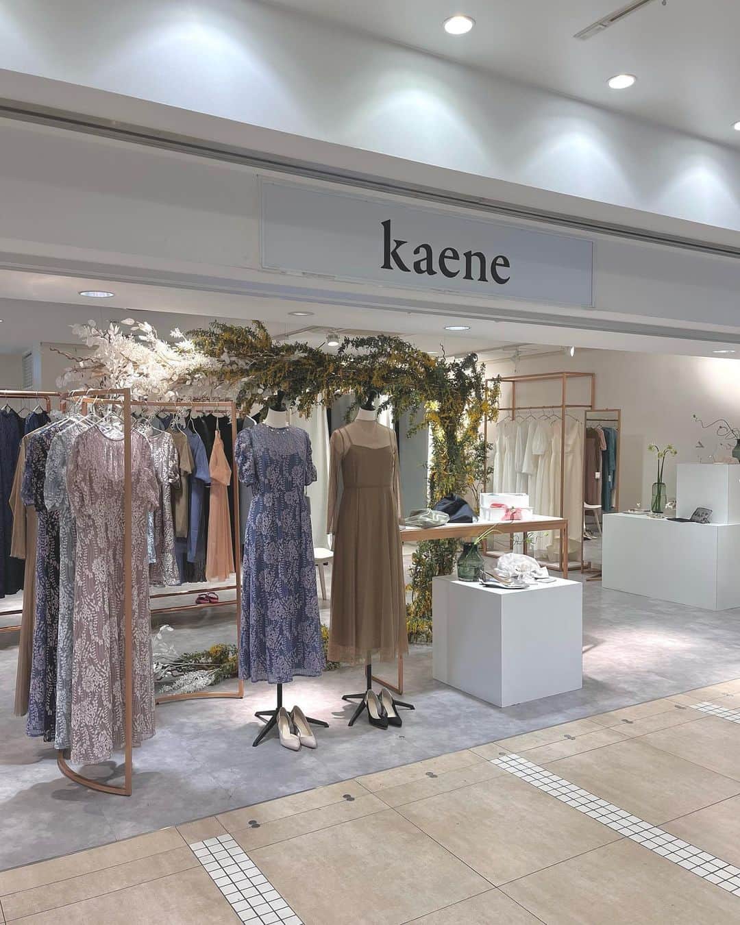 kaene －カエン－さんのインスタグラム写真 - (kaene －カエン－Instagram)「- POP UP STORE in Fukuoka -  本日3/16より、AMU博多でのkaene POPUP storeがスタートしました！  AMU博多では久しぶりのPOPUPとなり、またAMU EST1階では初の開催となります。  会期中は、kaeneの全ラインナップを直接ご覧いただける機会となります。  今泉本店へのアクセスが良くない方など、この機会にお立ち寄りいただけたら幸いです🕊️  また3/17(金)-3/21(火.祝)まで、JQカードのご利用で全品10%offとなります。 分割手数料10回払いまで手数料無料特典など、大変お得な機会となりますので、ぜひご利用くださいませ。  皆さまのご来店を心よりお待ちいたしております。   _____________________________________________  ◼︎PLACE AMU EST博多1F POP UP STAGE ※阪急筑紫口側入口の向かい側となります  ◼︎DATE 3/16(thu) - 4/2(sun)  ◼︎TIME OPEN 10:00 / CLOSED 20:00 ※3/17-3/21のAMUカード10%off期間のみ 営業時間が21:00までとなります  ※POPUP会期中、今泉本店は休業させていただきます。  _____________________________________________  for a day, for the day.  さまざまなカタチで訪れる　 大切な人と過ごす特別な時間を 一生忘れられない想い出にするために  kaeneではゲストドレス・ホワイトドレス・ブラックフォーマル・セレモニーアイテムを軸に「フォーマルシーンの可能性を広げること」を意識し 型にはまらないデザインの提案を追及しています。  kaene started in 2008.  #kaene #wedding #結婚式ドレス  #お呼ばれドレス  #謝恩会ドレス  #入園式コーデ  #入学式コーデ」3月16日 10時31分 - kaene_official