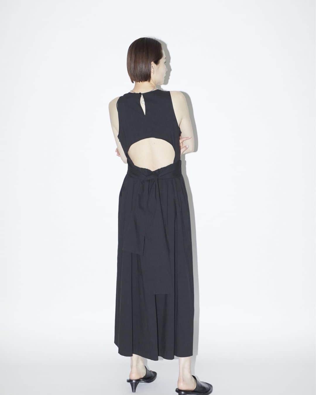 二ノ宮和佳子のインスタグラム：「back shan dress @aewen_matoph   サラっと品良く纏えるドレスが好きです リボンで、肌見せのバランスを変えられる１枚 リネン混の独特な表情感が特徴 アメリカンスリーブで、シルエットやフォルムに拘りました  #backribbondress #aewenmatoph」