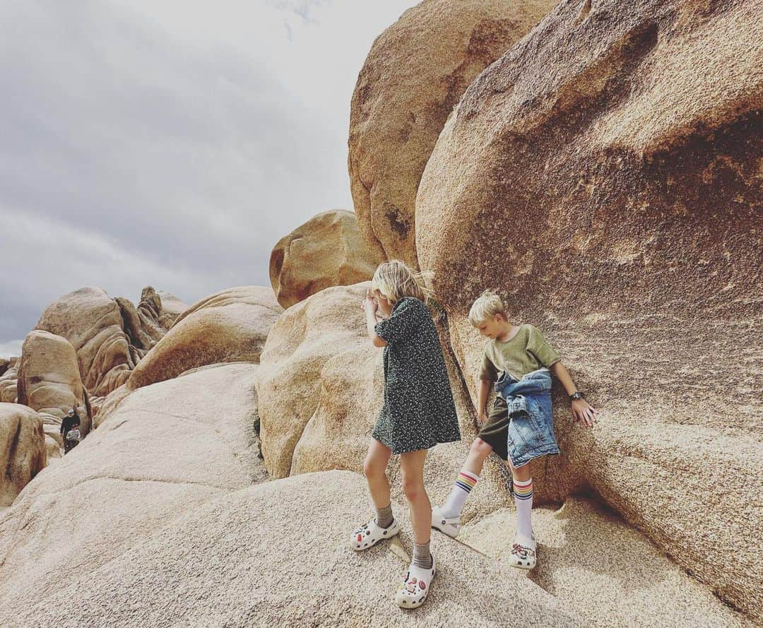 ブルックリン・デッカーのインスタグラム：「1. It’s taking everything in me not to make a U2 reference.  2. Teaching the kids life’s important lessons  3. Quick jaunt to Mars  4. @joshuatreenps」