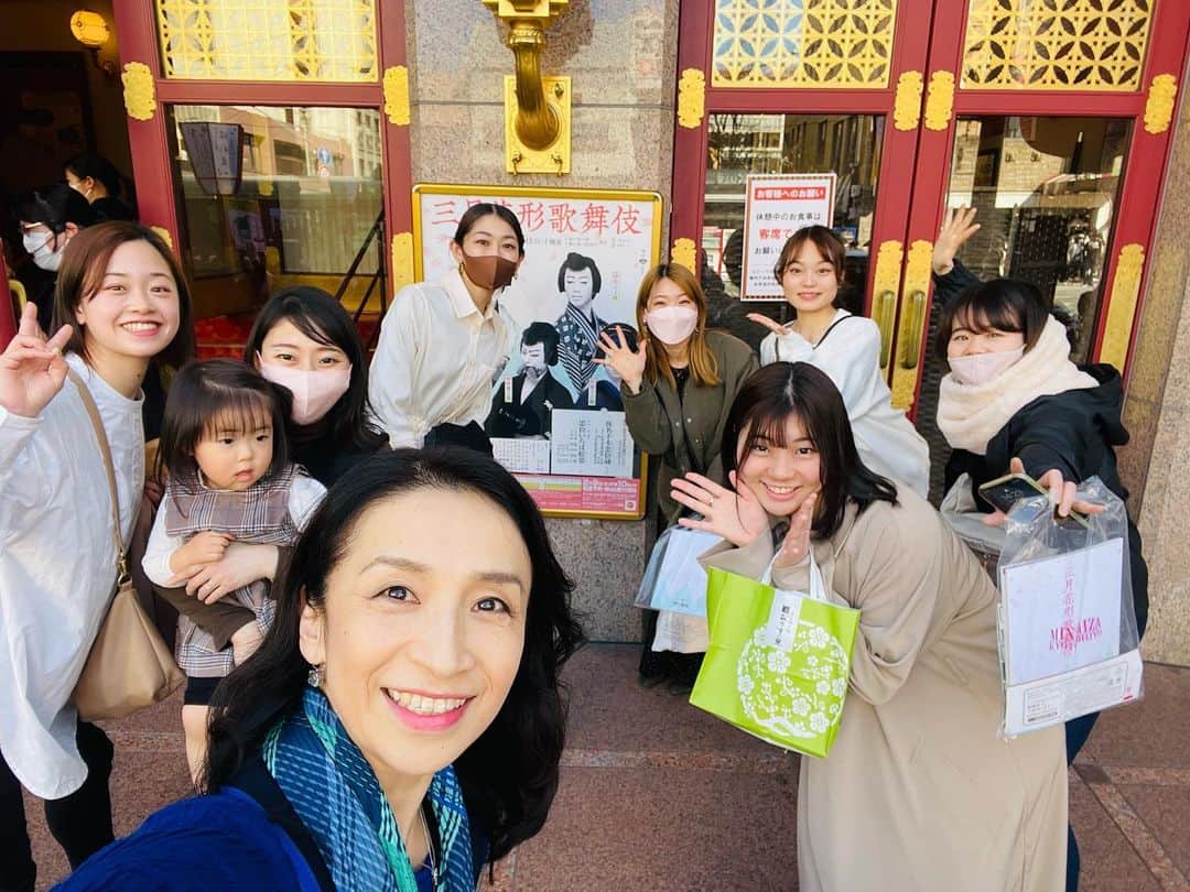 井脇幸江さんのインスタグラム写真 - (井脇幸江Instagram)「Iwaki Ballet Company 京都の南座にて 👘歌舞伎観賞会👘  日常的に歌舞伎を観るようになって数年。 見て欲しい作品がある時は、団員たちにも紹介してきましたが、大好きな歌舞伎俳優の中村鷹之資さんが若手俳優さん達と『仮名手本忠臣蔵』を創るという事で、京都で集まる事にしました❣️ @tennoujiya_official   『仮名手本忠臣蔵』をバレエにしたのは、ご存知《モーリス・ベジャールさん》 私も様々な役を踊ってきた話も出来るし、これは面白いチャンス🌈と思い立ち、企画しました。  2歳の娘を連れて参加したり、ご主人と落ち合ってデートをしたり、一泊して京都を満喫したり…。 みんなこの旅を、楽しんでくれました。  舞台観賞後のフィードバックも伝えてくれて、少しずつ［自分の言葉］を持つようになっている事を、嬉しく感じました💞  #Ballet #Dancer #バレエ #バレエダンサー #芸術 #芸術観賞 #舞台 #stage #トスカ #大人 #美の世界 #四ッ谷 #Iwaki Ballet Company #IBC #バレエスタジオ #バレエ教師 #バレエ教室 #美しい #楽しい #人生 # 健康 #東京 #井脇幸江 #中村鷹之資」3月16日 10時47分 - yukie.iwaki