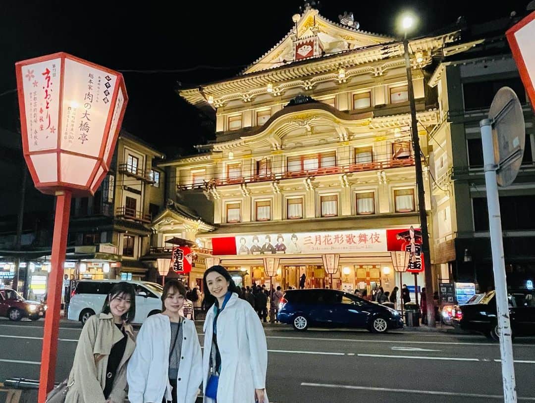 井脇幸江さんのインスタグラム写真 - (井脇幸江Instagram)「Iwaki Ballet Company 京都の南座にて 👘歌舞伎観賞会👘  日常的に歌舞伎を観るようになって数年。 見て欲しい作品がある時は、団員たちにも紹介してきましたが、大好きな歌舞伎俳優の中村鷹之資さんが若手俳優さん達と『仮名手本忠臣蔵』を創るという事で、京都で集まる事にしました❣️ @tennoujiya_official   『仮名手本忠臣蔵』をバレエにしたのは、ご存知《モーリス・ベジャールさん》 私も様々な役を踊ってきた話も出来るし、これは面白いチャンス🌈と思い立ち、企画しました。  2歳の娘を連れて参加したり、ご主人と落ち合ってデートをしたり、一泊して京都を満喫したり…。 みんなこの旅を、楽しんでくれました。  舞台観賞後のフィードバックも伝えてくれて、少しずつ［自分の言葉］を持つようになっている事を、嬉しく感じました💞  #Ballet #Dancer #バレエ #バレエダンサー #芸術 #芸術観賞 #舞台 #stage #トスカ #大人 #美の世界 #四ッ谷 #Iwaki Ballet Company #IBC #バレエスタジオ #バレエ教師 #バレエ教室 #美しい #楽しい #人生 # 健康 #東京 #井脇幸江 #中村鷹之資」3月16日 10時47分 - yukie.iwaki