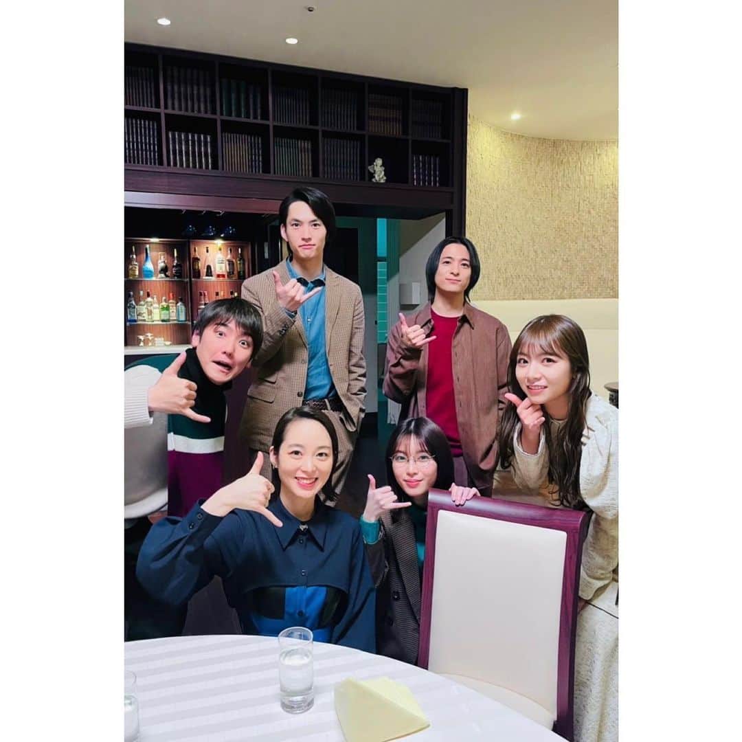 和田颯のインスタグラム：「. #とりあえずカンパイしませんか ？ 第3話観てくださった皆さんありがとうございました！ 楽しんでいただけたでしょうか！！ 素敵なキャストに囲まれて沢山刺激いただきました＾＾ みんなおもしろいし優しくて現場が明るかったなー😌 またご一緒できるよう頑張ります🔥  男性陣スピンオフ 〜アテのない男たち〜はTVerにて配信中ですのでこちらも是非ご覧ください！  #とりパイ」