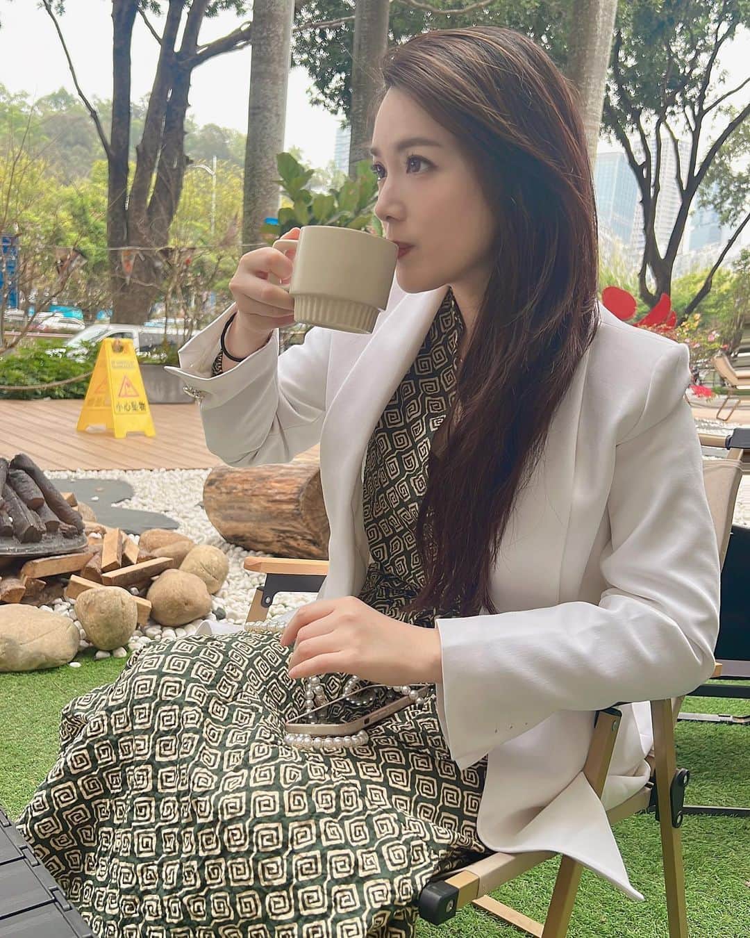 クリスティン・クオのインスタグラム：「Morning ~ 來杯咖啡開啟美好的一天 ❤️ 朋友視角下的我   正在專心聽另一位朋友的分析， 每次聆聽總是可以帶來啟發 🤓 希望各位也都有美好的一天 🥰  #coffee #friends #chill」