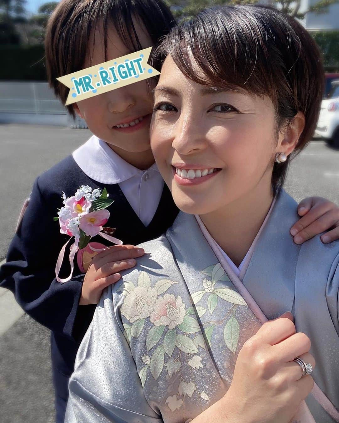 蒲生麻由のインスタグラム：「長男の卒園式🌸  天気も良さそうだったので、 自分で着物着付けし参列👘  入学と同時にコロナ禍となり、色々と制限がある中過ごした 3年間。引っ越しにともない、年長での転園で、息子にとっては 良いこともそうでない事も、経験した幼稚園生活。  こうして笑顔で卒園式を迎えられて本当に良かった🥹  毎朝、電動自転車に前後ろに息子たちを乗せて送迎の毎日でしたが、今朝は次男だけ。。。  あ…もう2人乗せて朝送迎する事も無くなるんだ…と気づき、あれだけ大変でイライラしながらの毎朝のルーティンだったのに、今はなんだかちょっと寂しい気持ちに ってしまったわ🌼🥹  来月から小学生… なんだか母の方が気持ちが追いつかない所もありますが、 息子の成長をこれからもそばで見守り、全力でサポートしていければと思います🌸  #mamalife #卒園式  #着物 #自分で着付け  #セルフ着付け頑張った  #四十肩なので前結びで #20代の頃習っておいて良かった #幼稚園の卒園式 #長男の成長  #もうすぐ小学生  #来月から小学生  #ついに小学生ママ  #6歳」