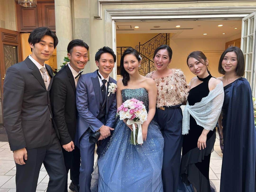 SHIZUのインスタグラム：「. . ミスコン世界大会の同期メンの結婚式👰‍♀️ ドレスは派手にということだったけど みんな色がシックで笑った🤣 写真楽しみー💕 . . 新郎新婦がほんと素敵でほんと素敵で！ 新郎りょうすけさんは高砂にいるのに カメラ回しててほんと2人らしいなと思ったし 2人でブライダルモデルもしてるからか アテンドも全てスムーズで！🤣 . なにより新郎がずっと新婦撮ってるのが心温まった🥹💕 素敵な旦那さんと可愛い愛犬たちとおまみが 益々幸せ溢れる日を積み重ねられますように😌 . . p.s 新居楽しみにしてます😌✨ . . #ミスコン同期 #世界大会同期 #ミスコンテスト #カメラマン #青山セントグレース大聖堂 #元職場　笑 #ミスコン結婚式 #ミスコンウェディング #ドレスアップ #おまみ」