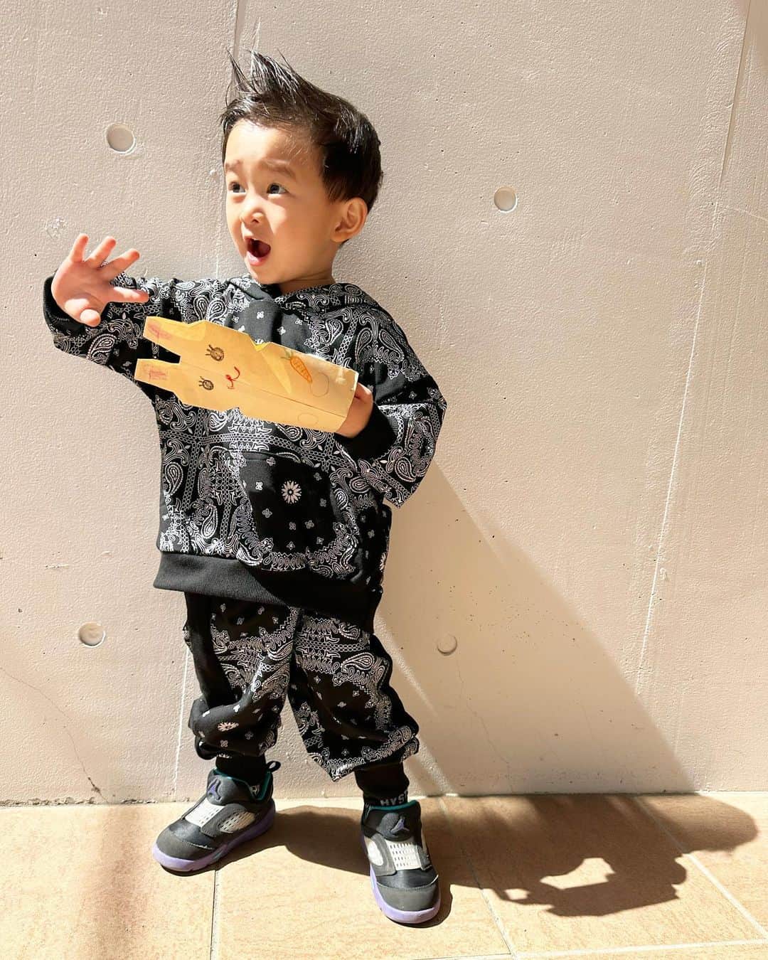 DJ JUICYのインスタグラム：「来月からプリスクールに通い始める息子👶🏻💙  母子分離🥹🥹🥹🥹  できるかな〜🥹🥹🥹  自分が🙋🏻‍♀️💦💦  初日は慣らしの為2時間らしんだが...  近くで待機  (覗きしちゃいそう〜👀👀👀👀)  #成長記録  #子供のいる暮らし  #息子#2歳6ヶ月」