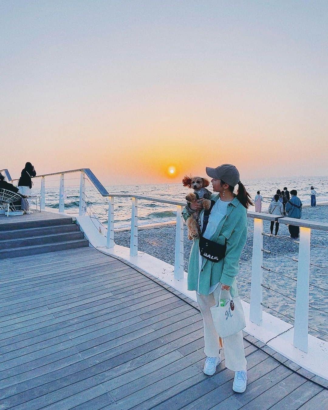 川崎美海のインスタグラム：「海って本当心洗われますよね〜 最近時間あると家族で海にお散歩に行きます。  というより外の空気浴びせに 旦那氏が連れてってくれます🏖  最近は筋トレ、ストレッチ 育児の合間合間に頑張っております。ワンオペ多い中育児しながら体型戻すのって本当大変ね。 2人目出来たらの体型戻し考えるととても恐ろしいww  いっきにやると倒れるんで、 6月までに少しずつ身体絞り込みます💪🏋️‍♀️  早く桜見に行きたいな〜🌸  てか色々しらべてて最近びっくりした事は 認可の保育園料高いねww 本当びっくりした。。。 たぶん認可には預けないw  #育児 #育児日記  #あかちゃんのいる生活  #赤ちゃんのいる暮らし  #6ヶ月ベビー  #baby #女の子ママ  #ママコーデ  #出産後ダイエット」