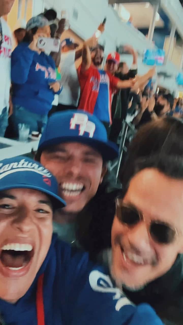 ダディー・ヤンキーのインスタグラム：「Puertorrroooooooo! MOFONGO POWER, Sacamos la verdadera CHISPA💥 Un fuerte abrazo a todos nuestros hermanos Dominicanos. Esto es una rivalidad de hermanos, LOS AMAMOS. PR, esto sigue! #TeamRubio 🔥🇵🇷🇩🇴 #worldclassicbaseball #legendaddy 📍」
