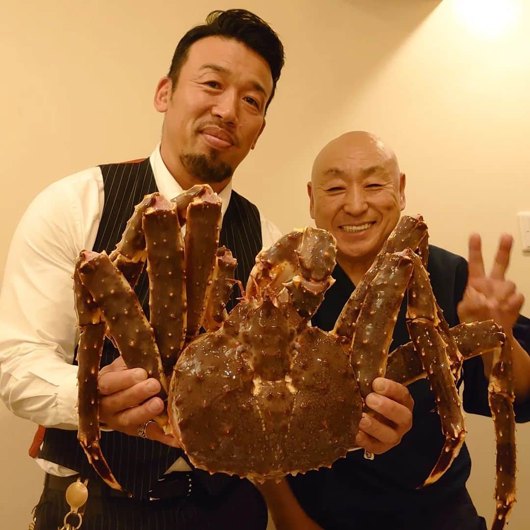 のインスタグラム：「スーパーヘビー級🦀  花咲で久々のスーパーヘビー級タラバガニをいただきました。  #武蔵 #活カニの花咲  #札幌 #北海道 #雪  #キタキツネ  #感謝  #superheavyweight」
