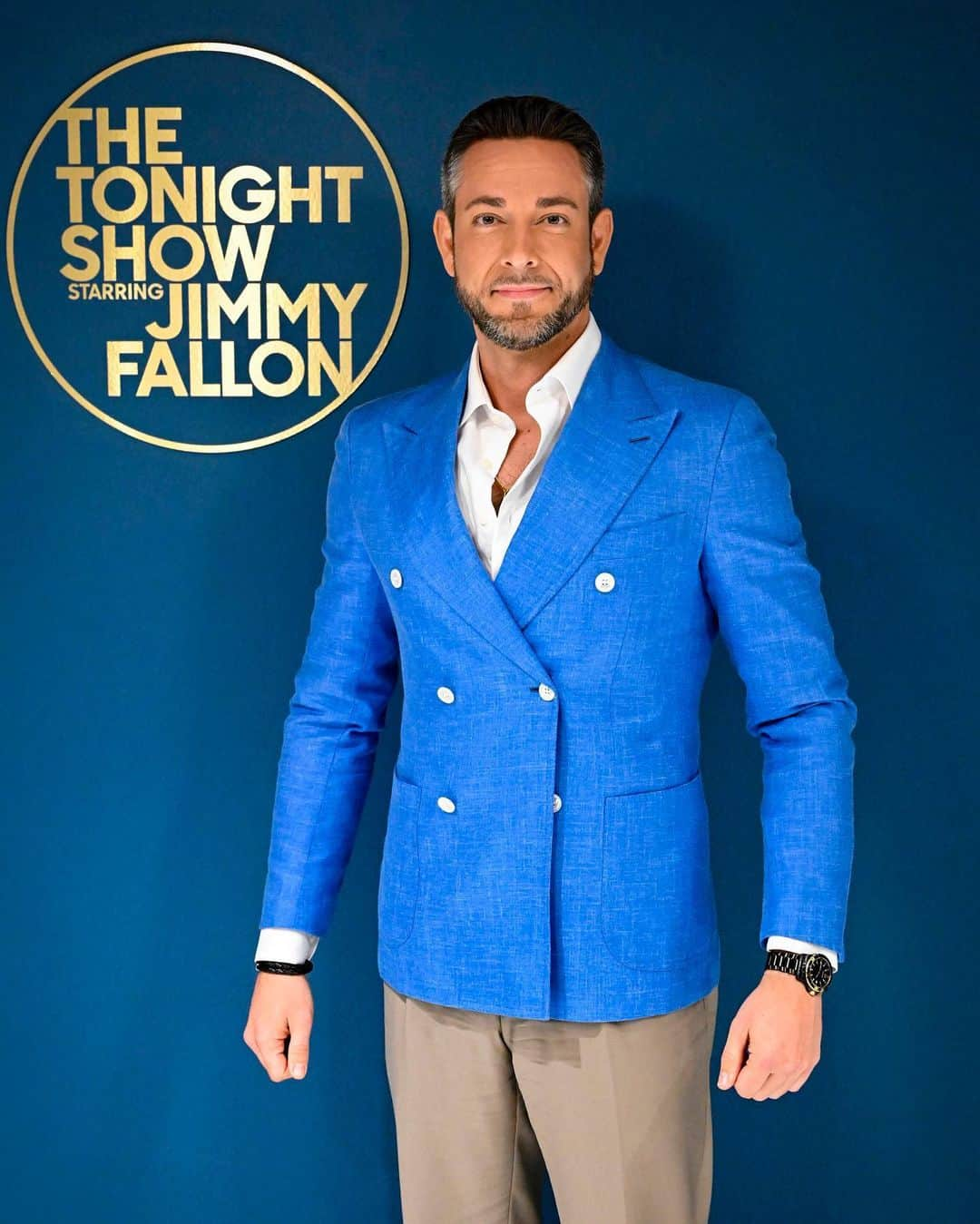 ザッカリー・リーヴァイのインスタグラム：「Catch me and @jimmyfallon  on your screens TONIGHT on fallontonight!   11:35/10:35c on @nbc  Styled by: @warrenalfiebaker  Suit: @brioni_official Necklace and Watch: @movado  Grooming: @michelledemilt  Photo credit: Todd Owyoung/NBC」